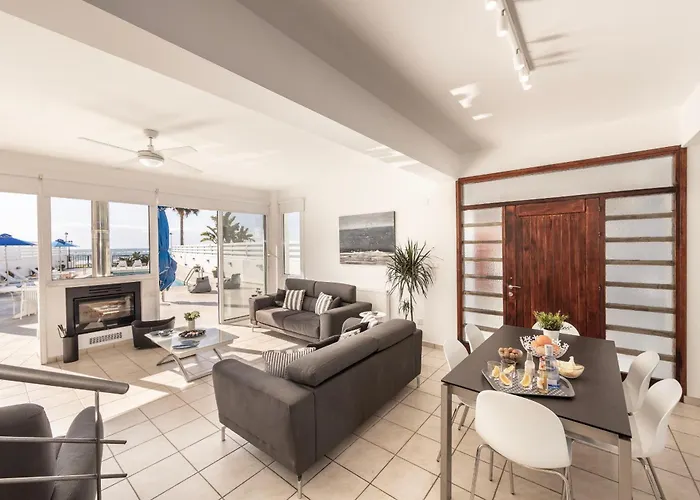 ヴィラ Faros Seaside Larnaca ペリヴォリア